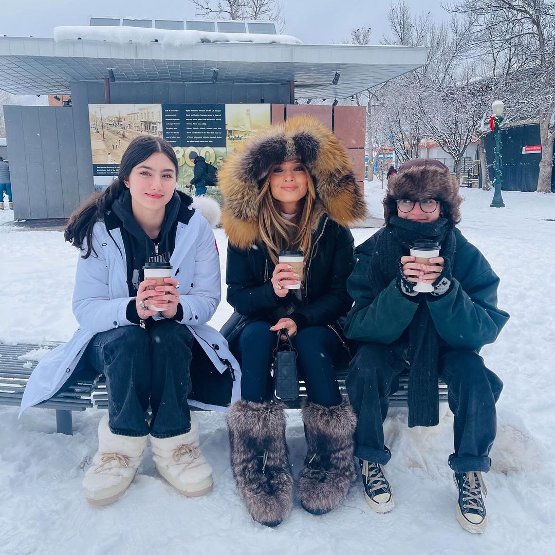 Jennifer Lopez compartió esta foto junto a su hija Emme y su sobrina Lucei.