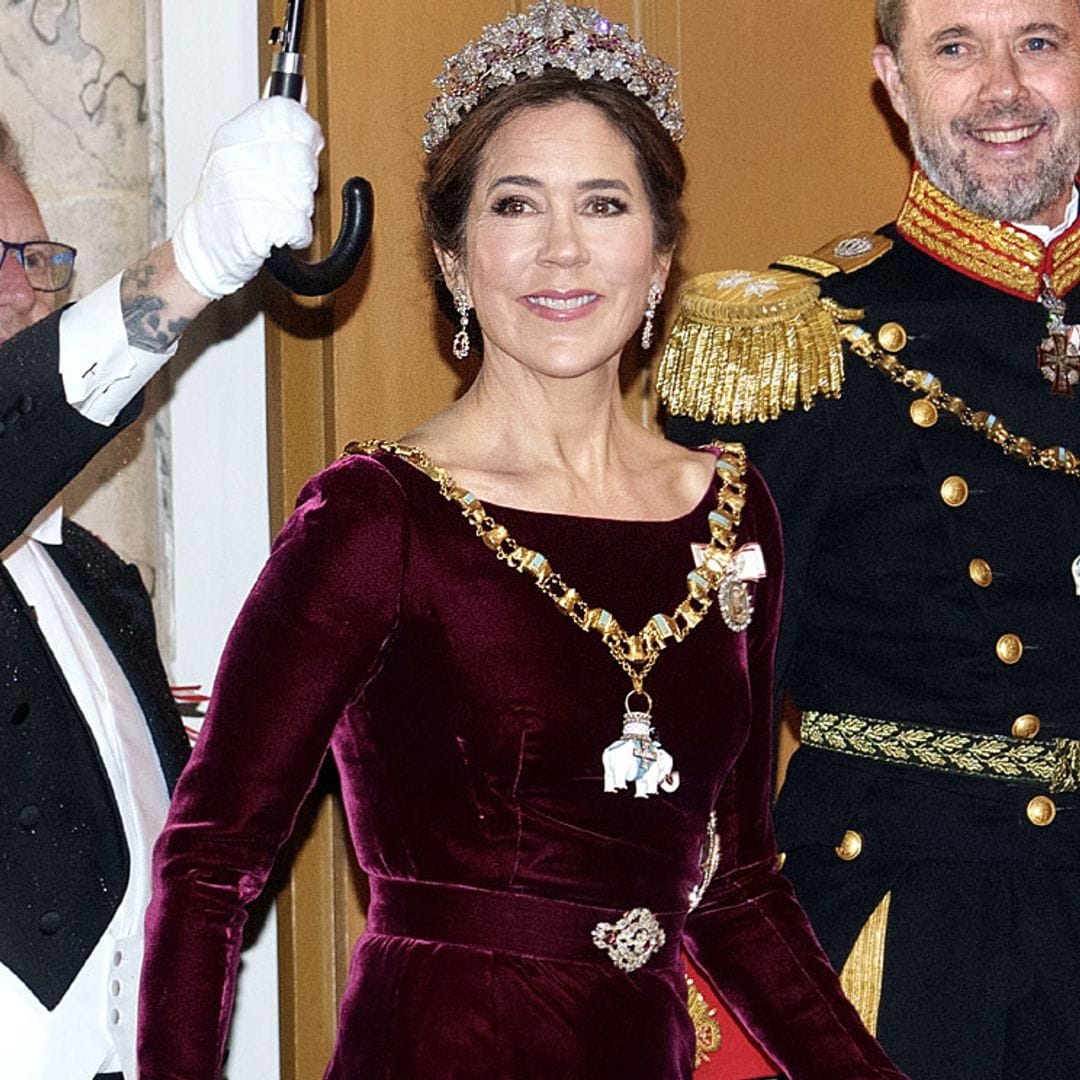 El look de Mary de Dinamarca días antes de convertirse en reina: vestido de terciopelo y tiara de grosellas