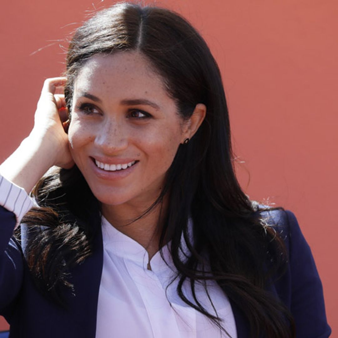 El último look sorpresa de Meghan: camiseta 'fan' y chaqueta de Harry