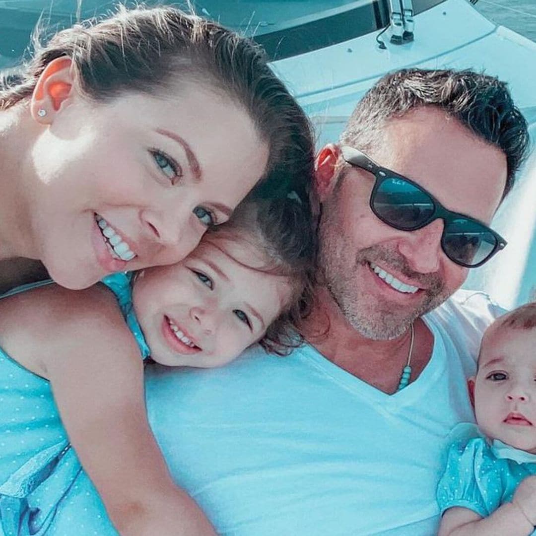 Skye, la bebé de Ximena Duque, conoció el mar ¡y es de lo más linda!