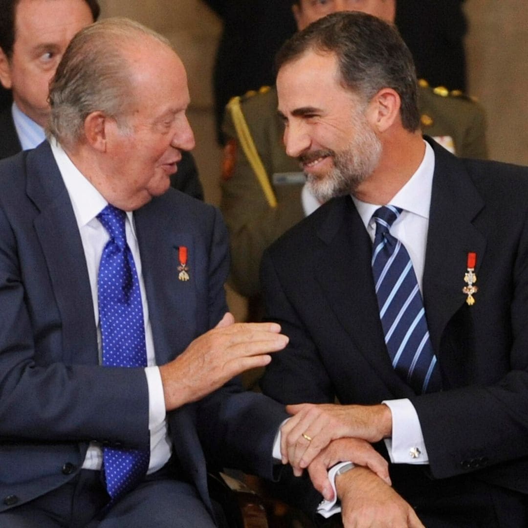 Don Juan Carlos se dirige al rey Felipe para anunciar su salida de España