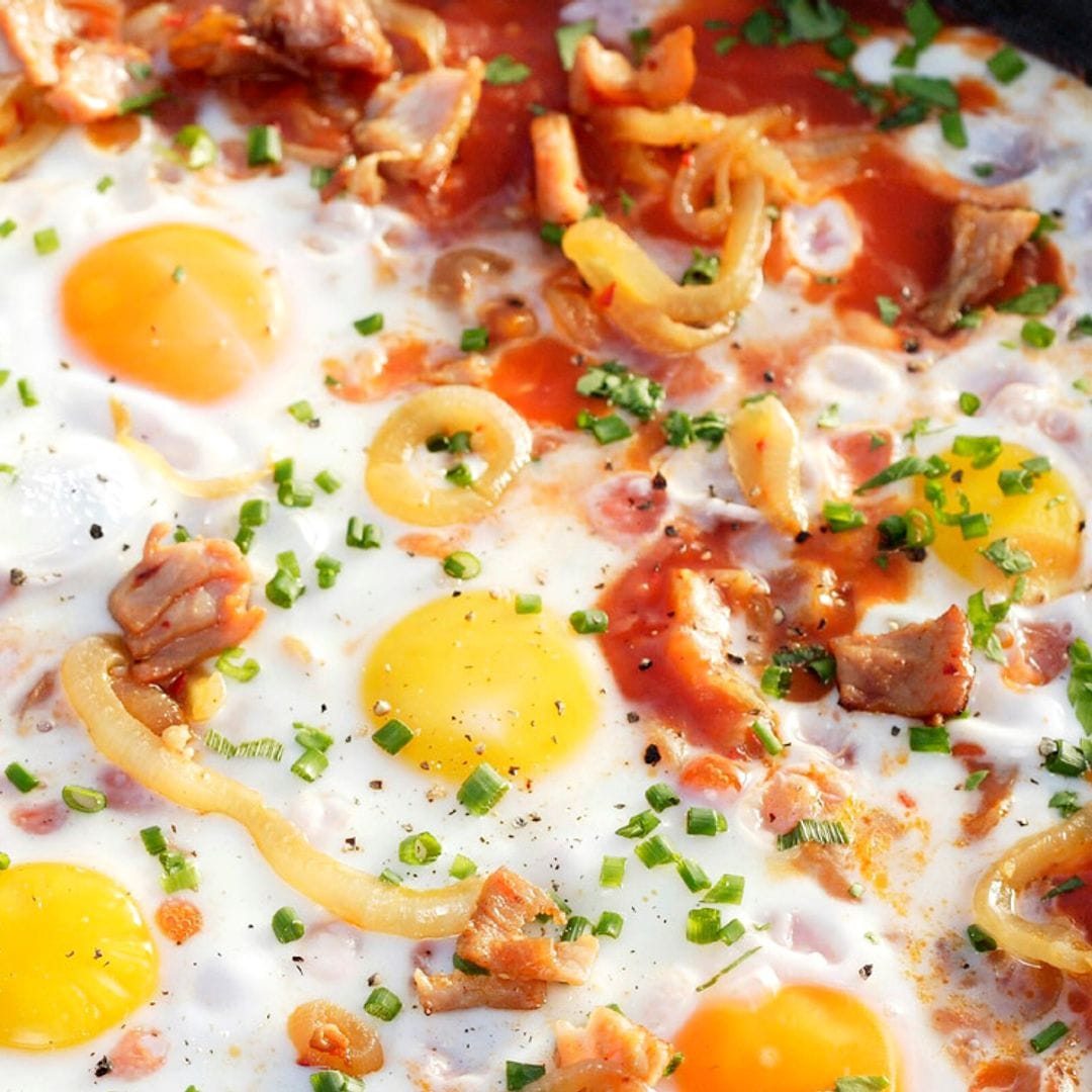 Sartenada de huevos con beicon, tomate y cebolla