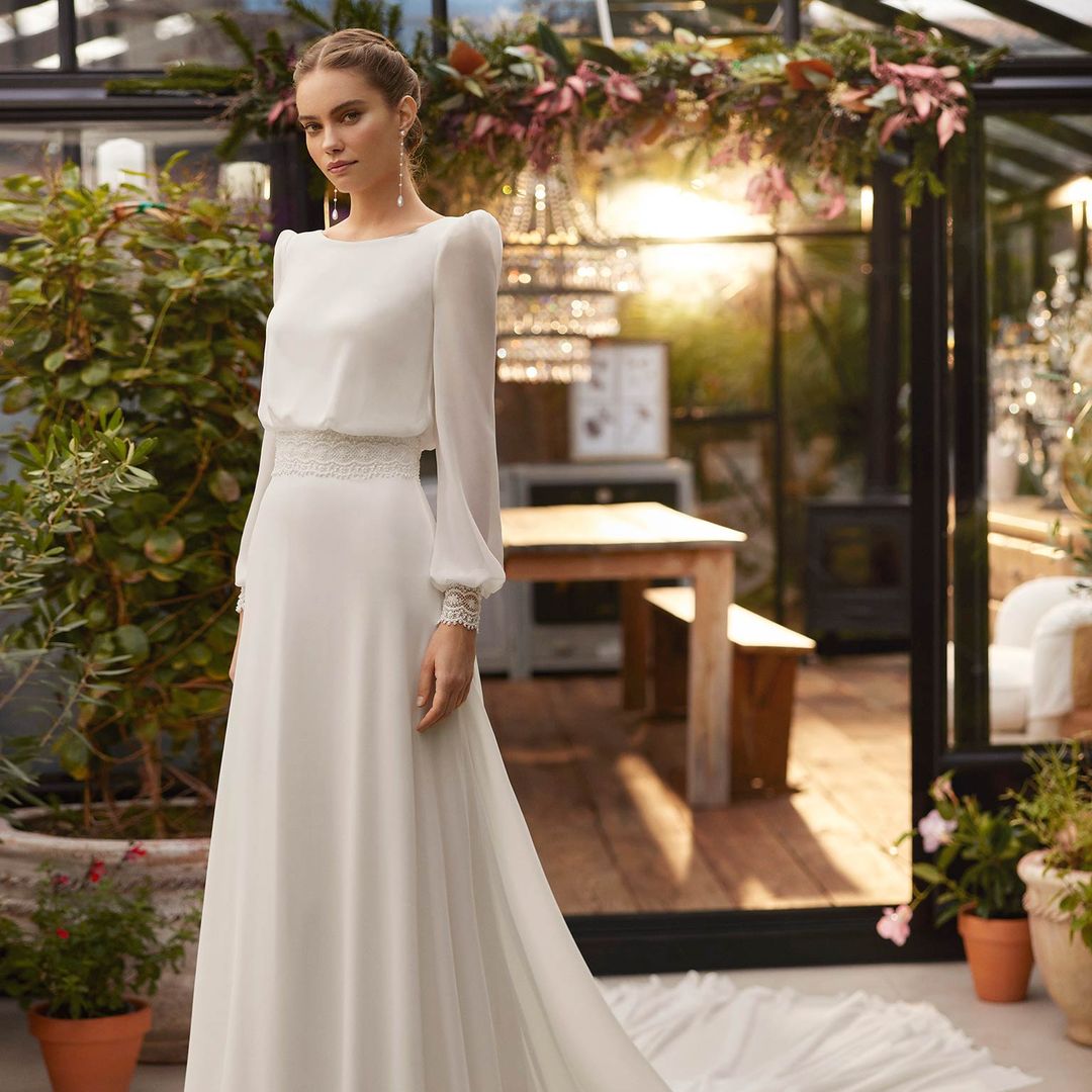 Vestidos de novia sencillos de las colecciones 2025 que encantarán a las más minimalistas