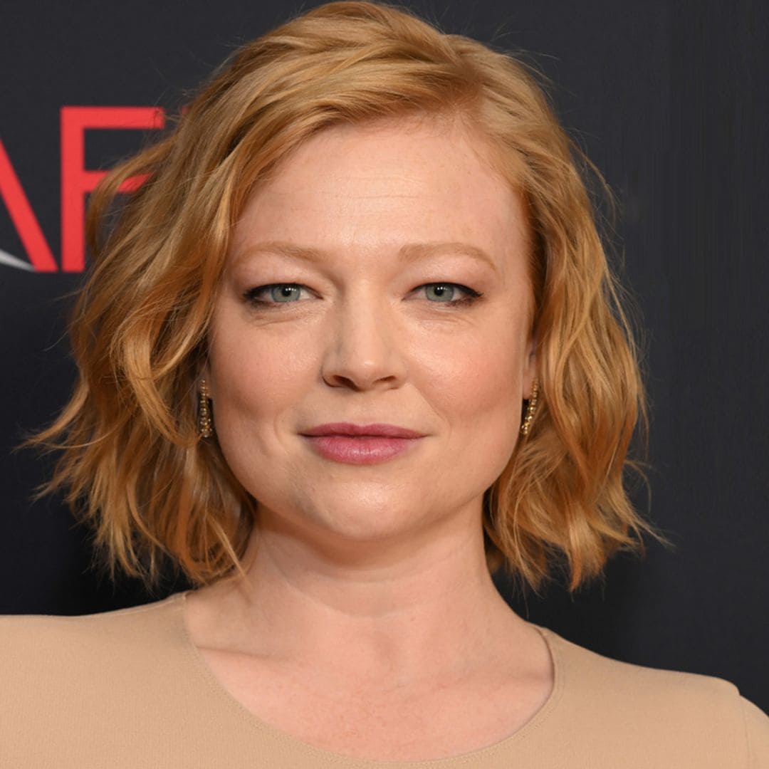 Sarah Snook (Succession) presenta a su bebé el día del estreno del impactante capítulo final de la serie