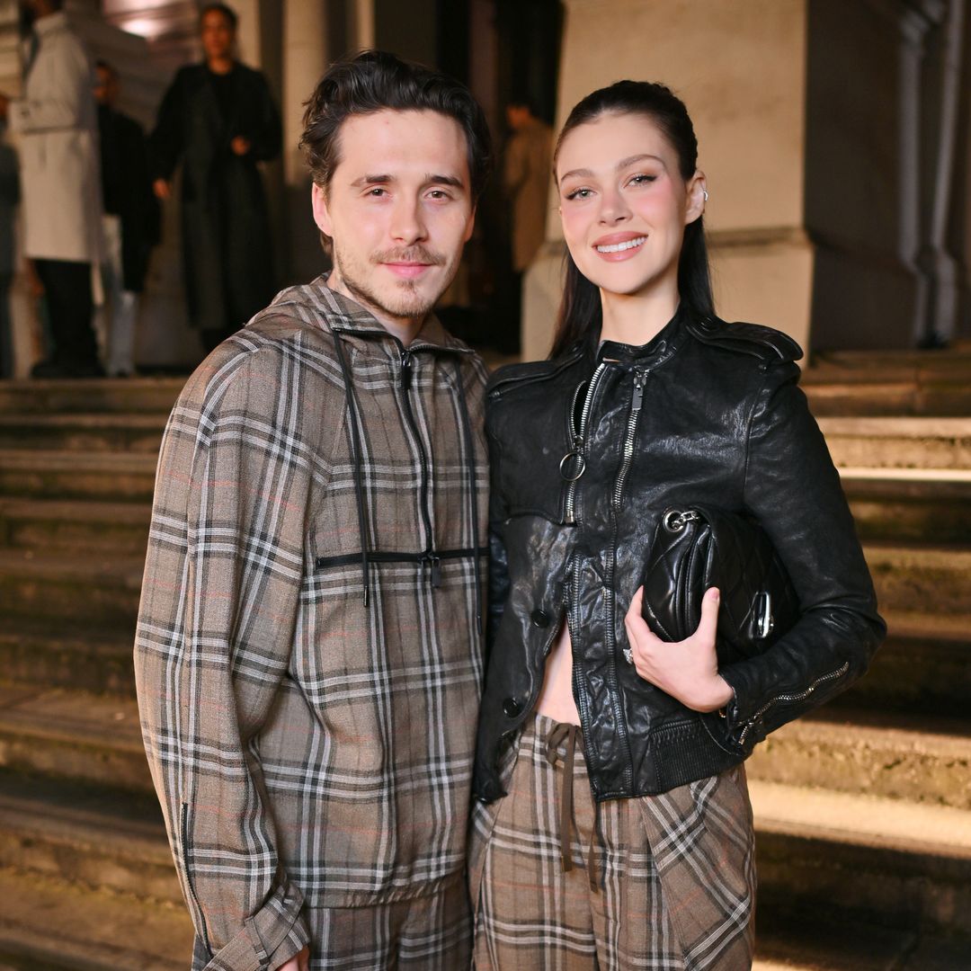 Brooklyn Beckham y Nicola Peltz coordinan sus 'looks' para el desfile de Burberry en Londres