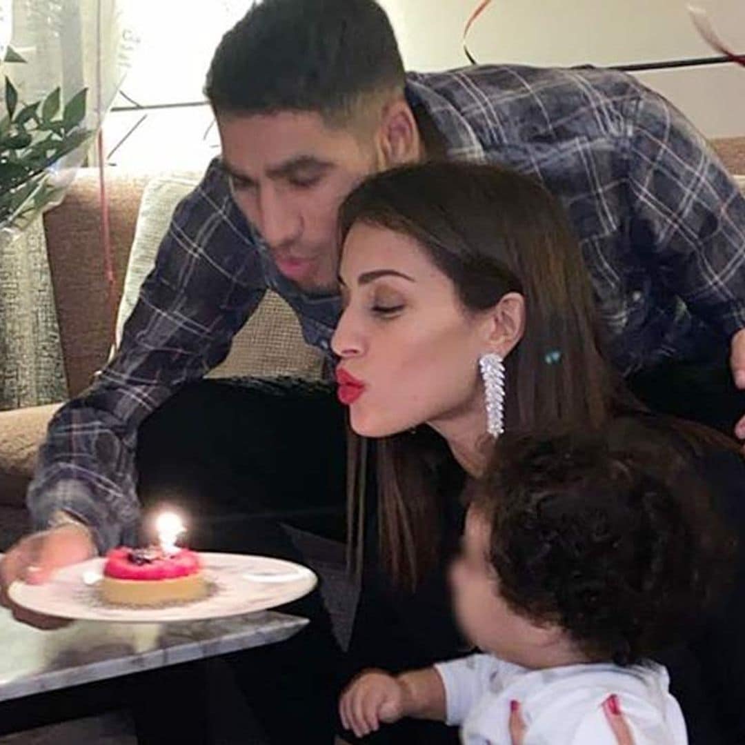 Flores, caprichos culinarios y un ayudante para soplar las velas, el cumpleaños en familia de Hiba Abouk