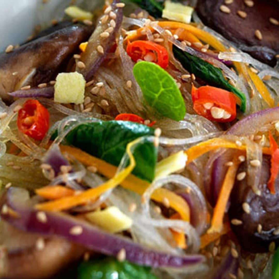 Fideos de celofan salteados con verduras al wok