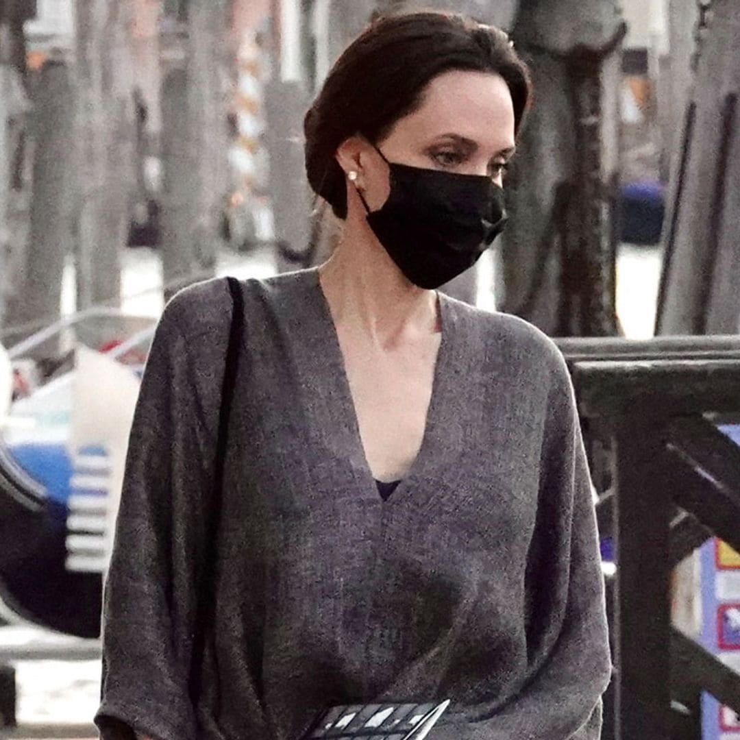 Angelina Jolie conquista Venecia con un vestido-túnica y sandalias de tacón (muy) cómodo