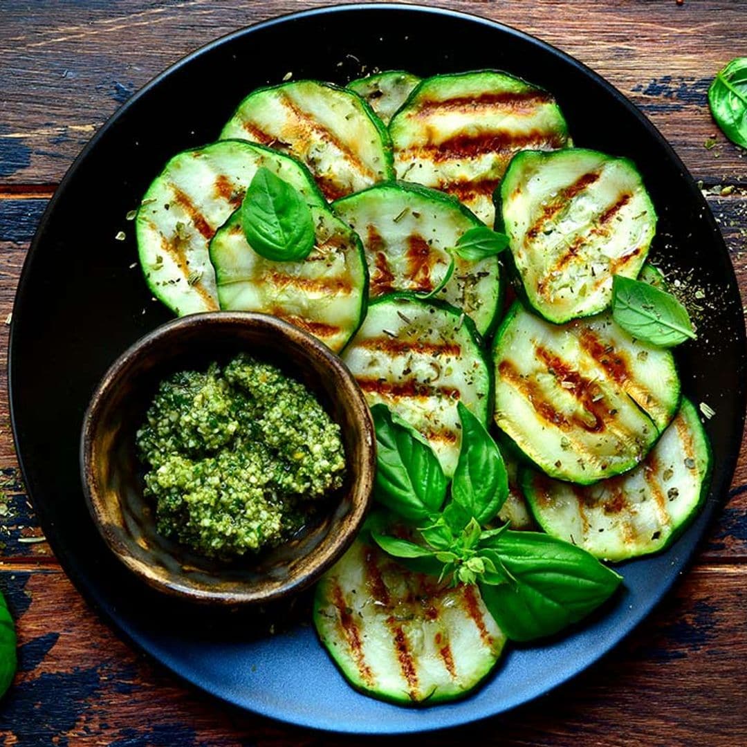 Calabacín a la brasa con pesto vegano