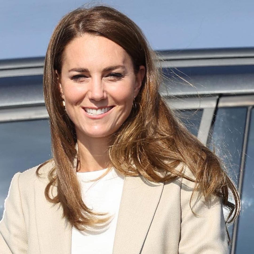 Kate Middleton vuelve al trabajo con unos pantalones palazzo efecto 'piernas infinitas'