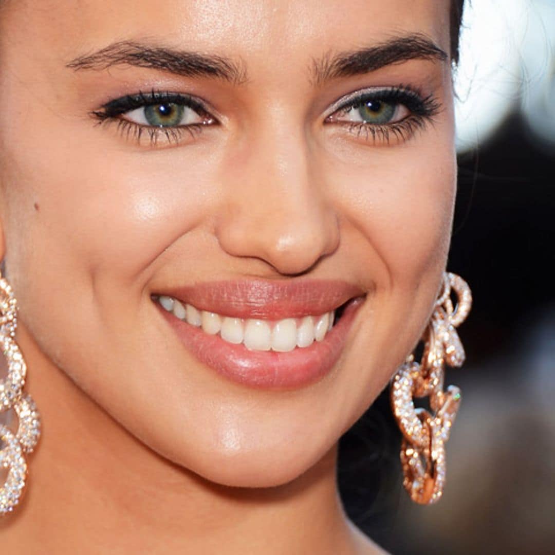 Irina Shayk (y Uterqüe) conocen la clave del 'look' de invitada perfecto