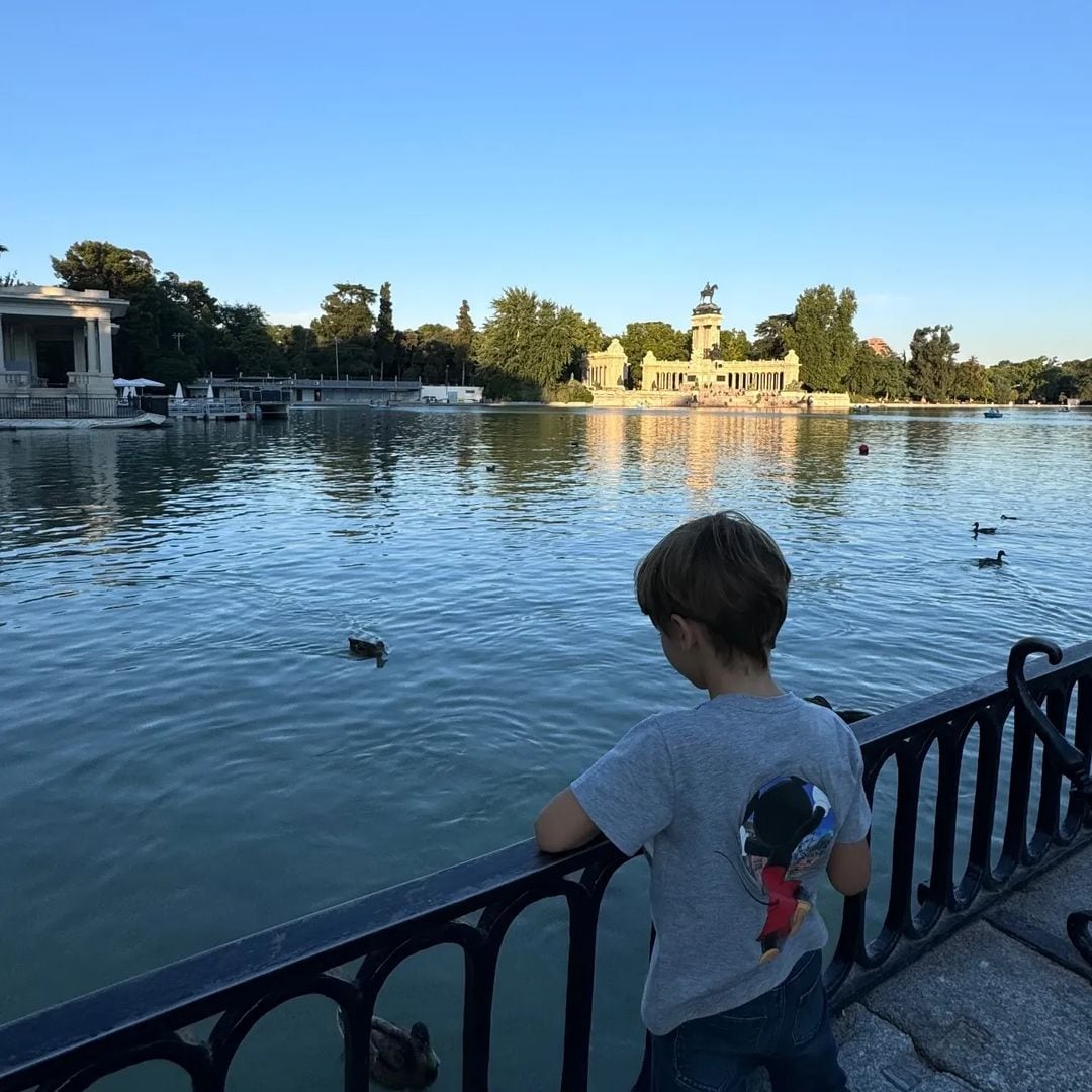 Los planes de Eva González con su hijo en Madrid: día de rodaje y paseo por El Retiro