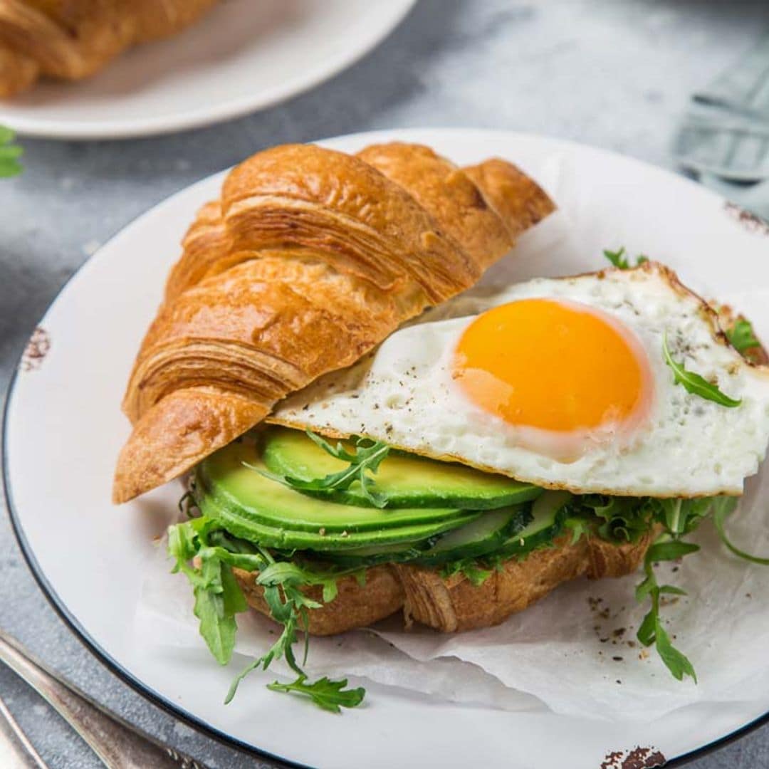 Cruasán con rúcula, aguacate y huevo a la plancha