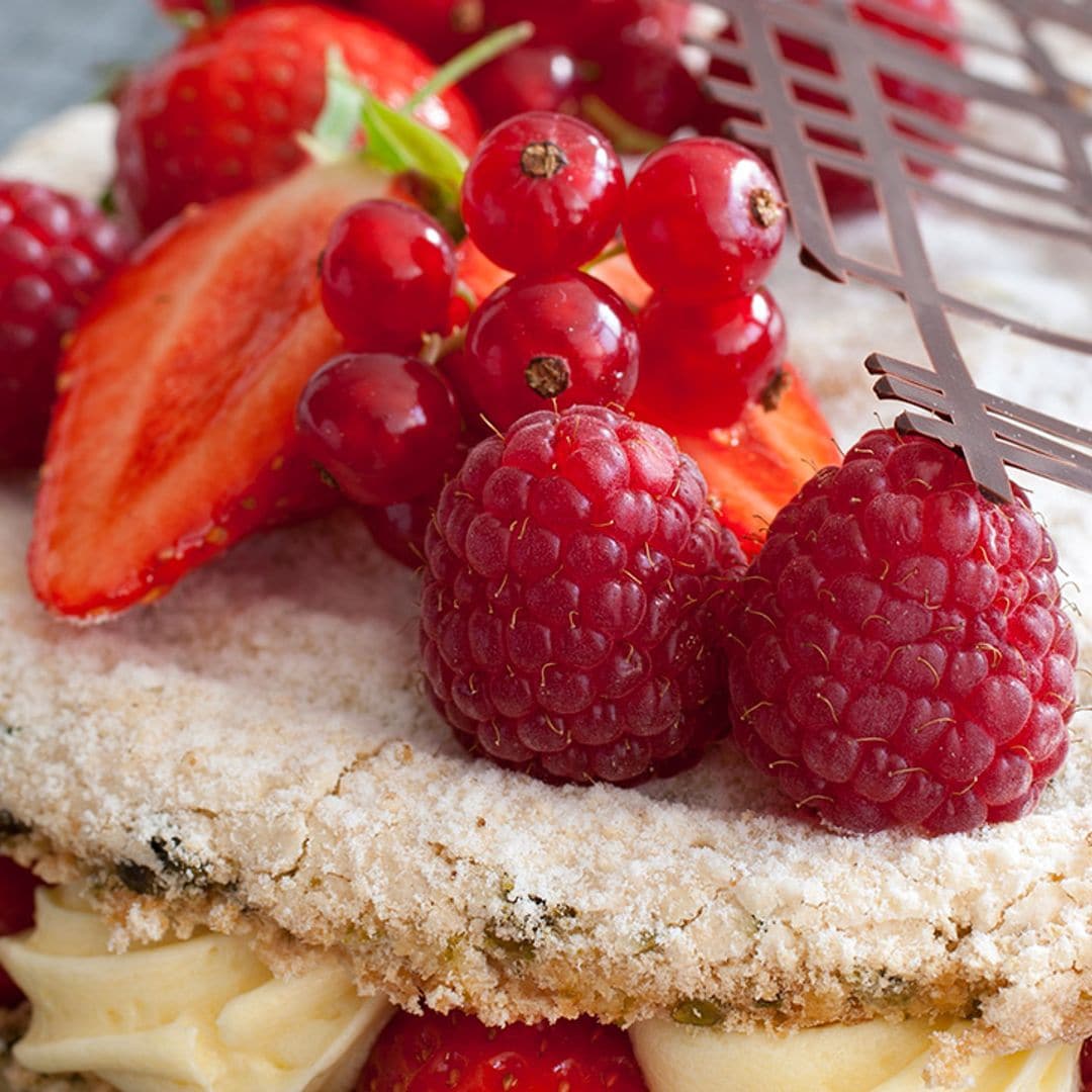 'Daquoise' relleno de crema diplomática con frutos rojos