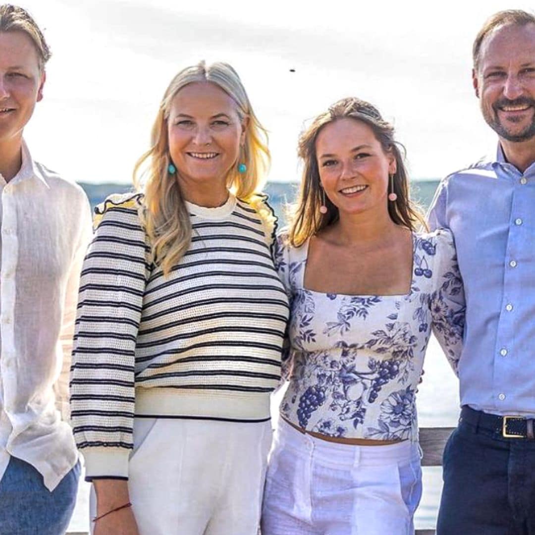 Ingrid de Noruega, con su estilo más veraniego, afronta en familia su último verano antes de iniciar una nueva etapa