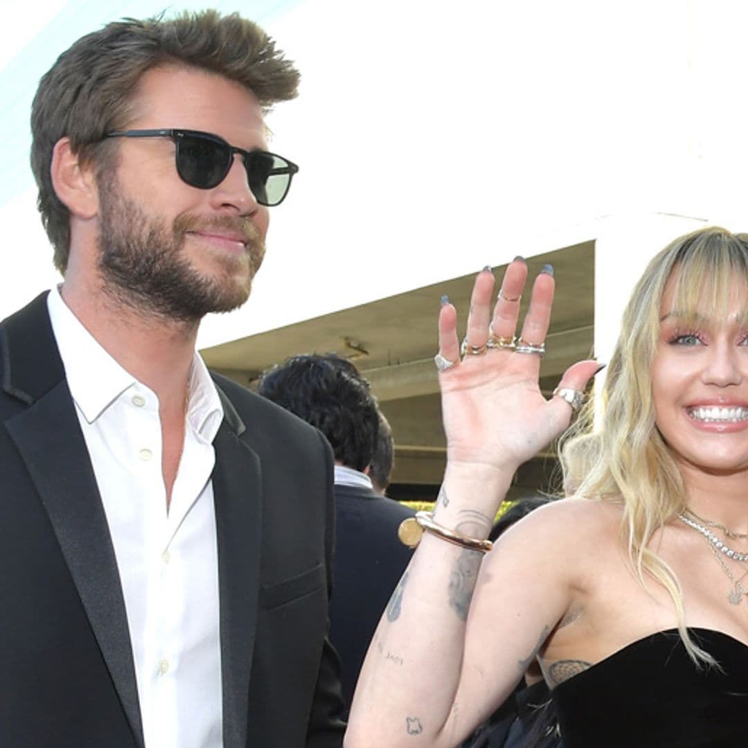 Tienes que ver la explosiva bienvenida que Miley Cyrus y Liam Hemsworth recibieron de sus admiradores en Barcelona