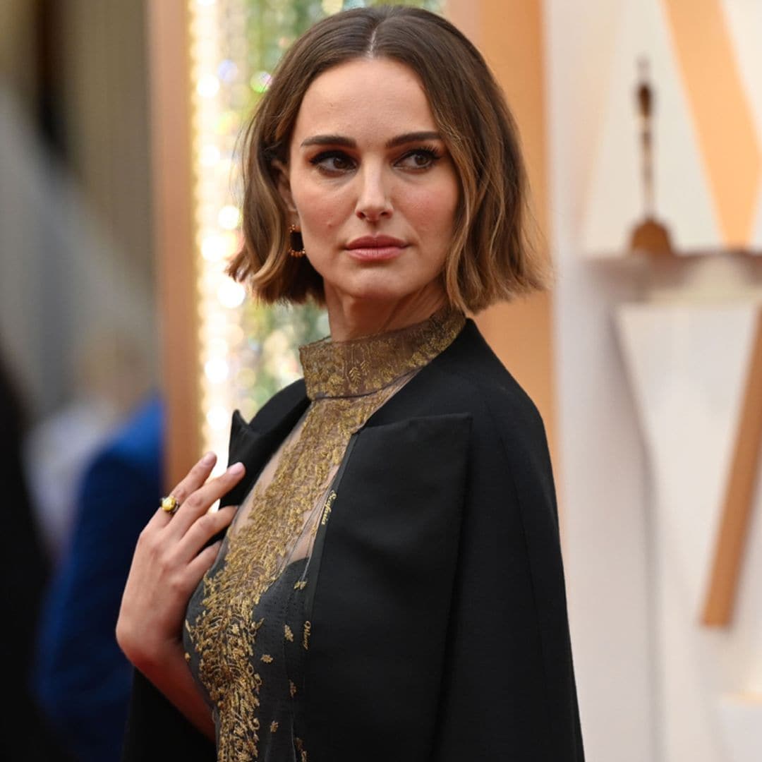 ¿Qué significado tienen los nombres que Natalie Portman llevaba bordados en su capa?