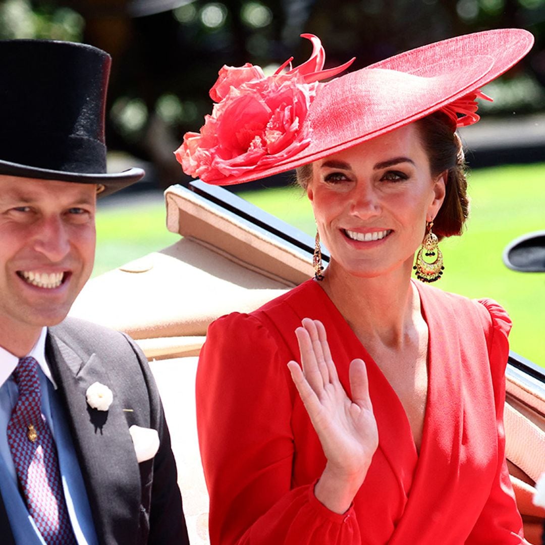 Kate Middleton deslumbra en Ascot con vestido rojo, tocado y pendientes parisinos