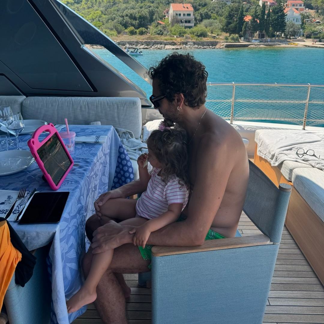 El lado más familiar y desconocido de Valentino Rossi con su hija de 2 años durante sus vacaciones en barco