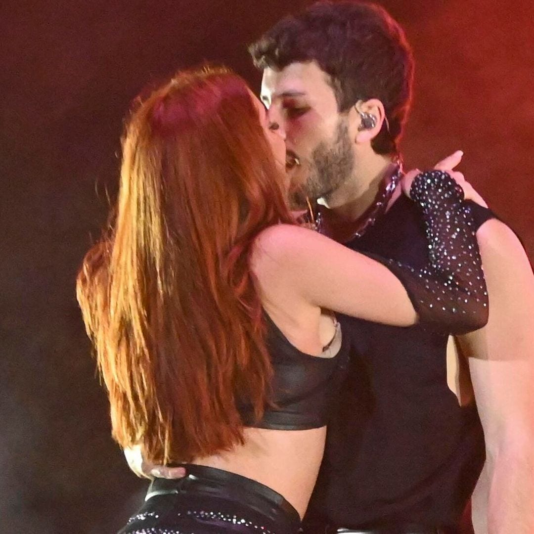 ¿Y Aitana? Sebastián Yatra sorprende al besar a una bailarina en pleno concierto