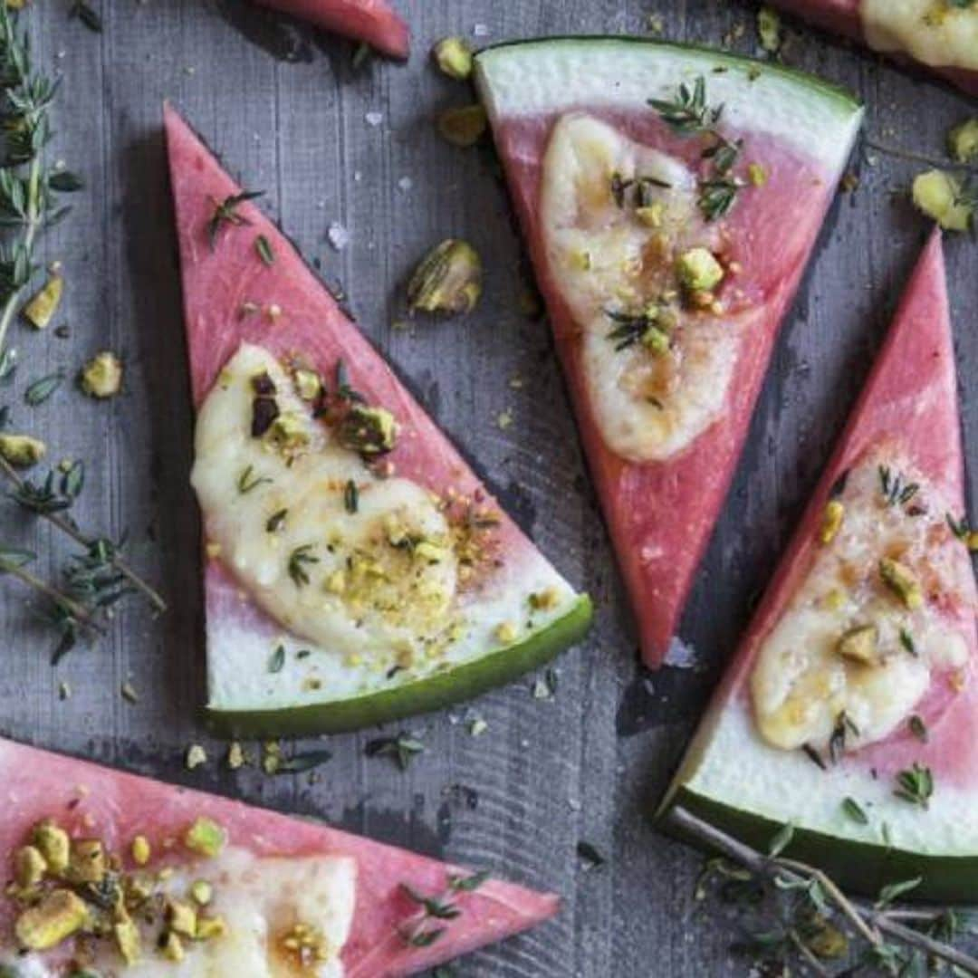 Triángulos de sandía gratinados con queso y pistacho