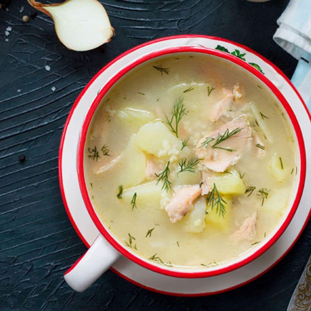 Sopa de patata y salmón con eneldo