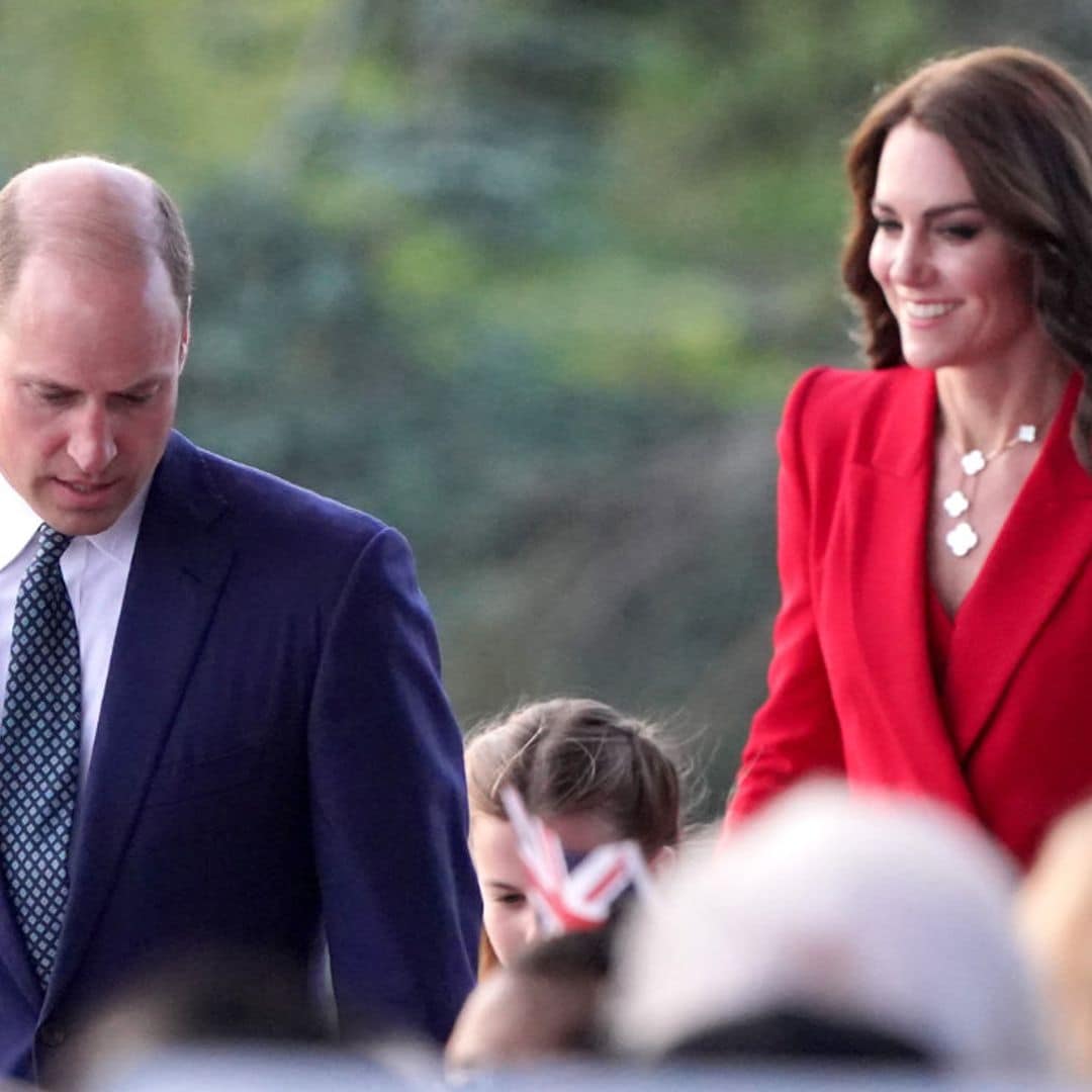 Kate Middleton actualiza el traje de invitada con un elegante diseño asimétrico en color rojo