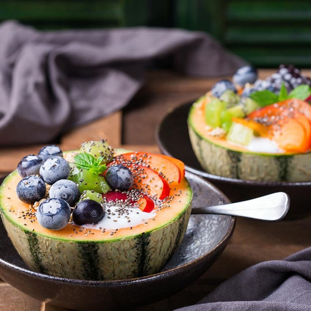 Macedonia de melón, arándanos, kiwi y albaricoque con yogur