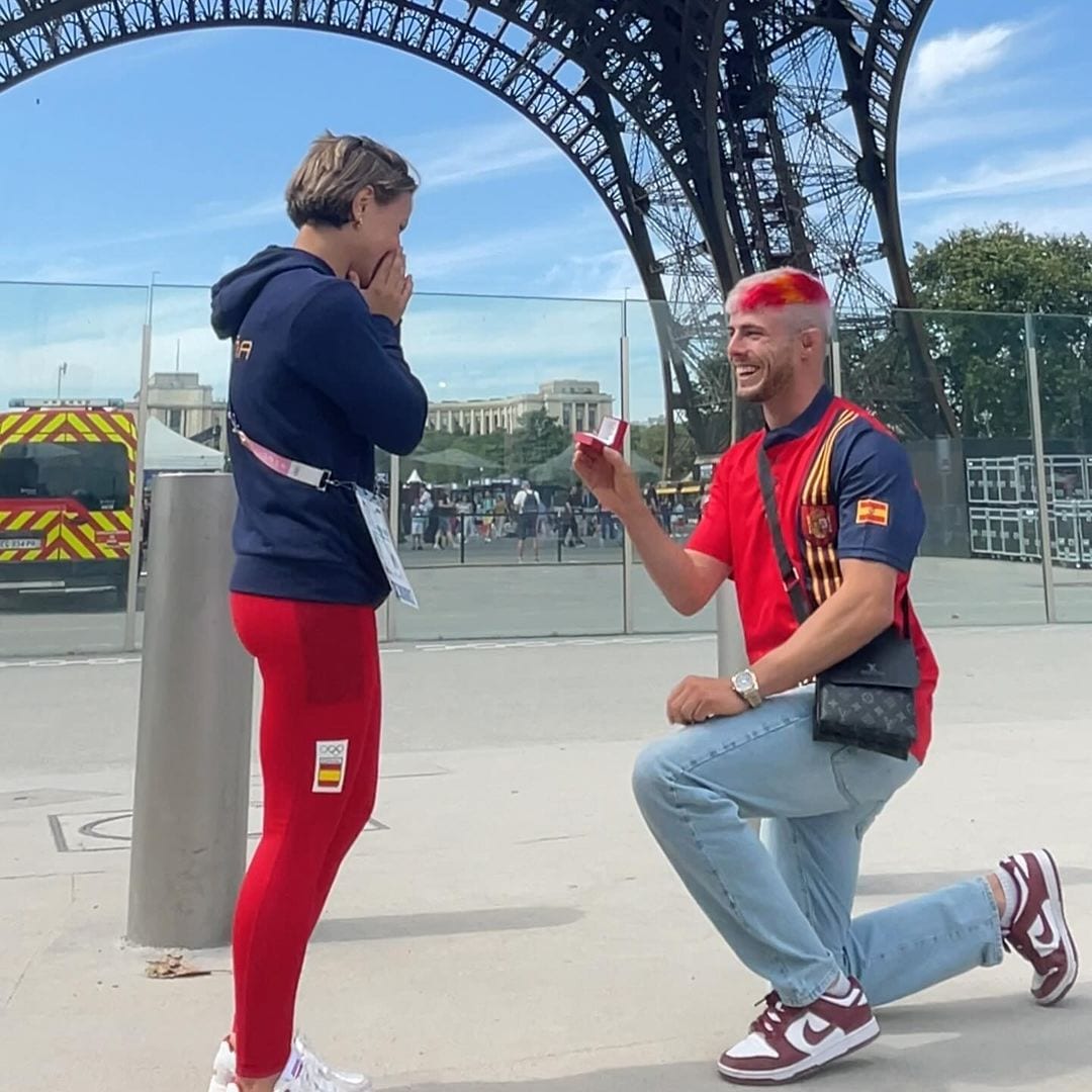 ¡Amor olímpico! Atleta española se compromete el pie de la Torre Eiffel