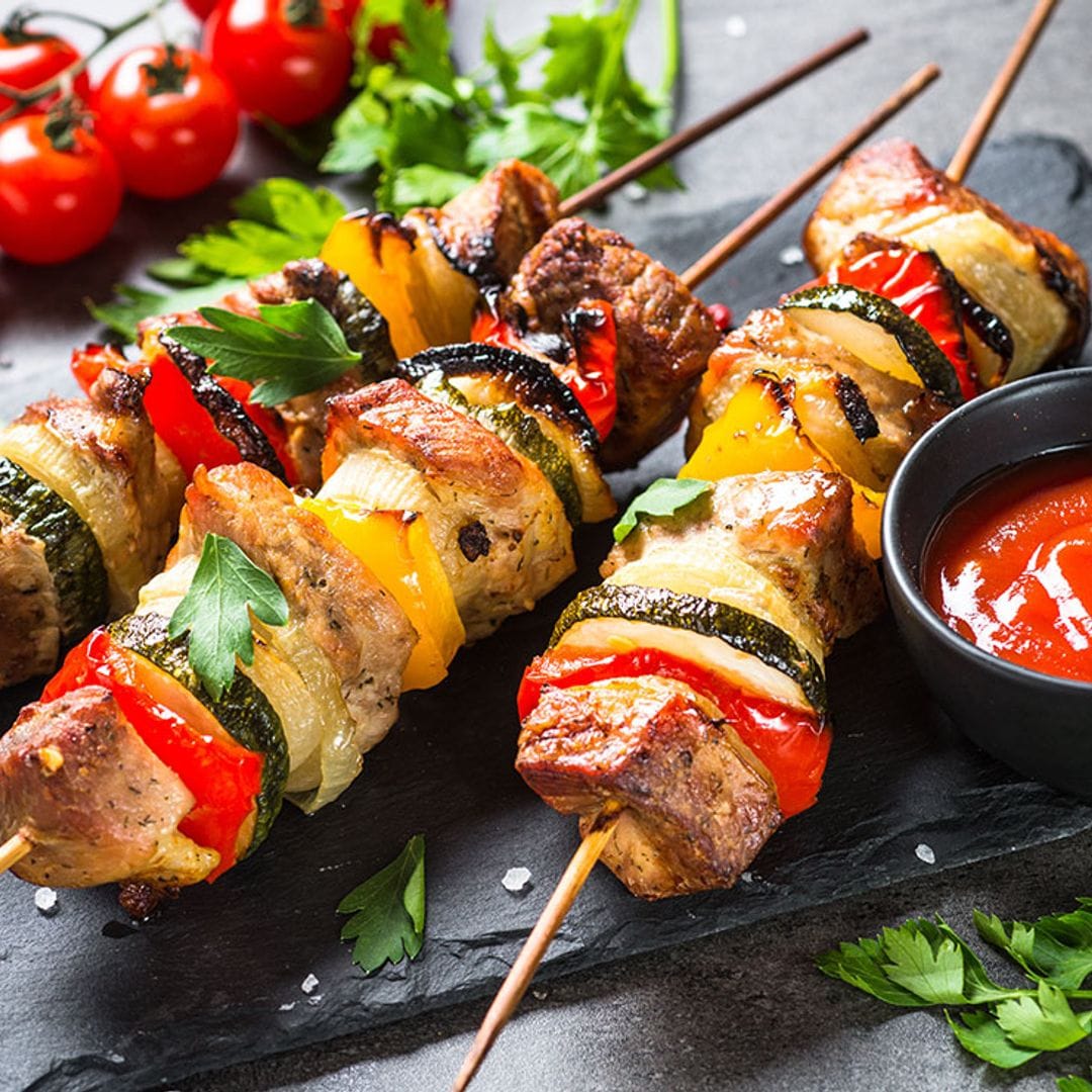 Brochetas de cerdo y verduras con salsa de tomate cherry