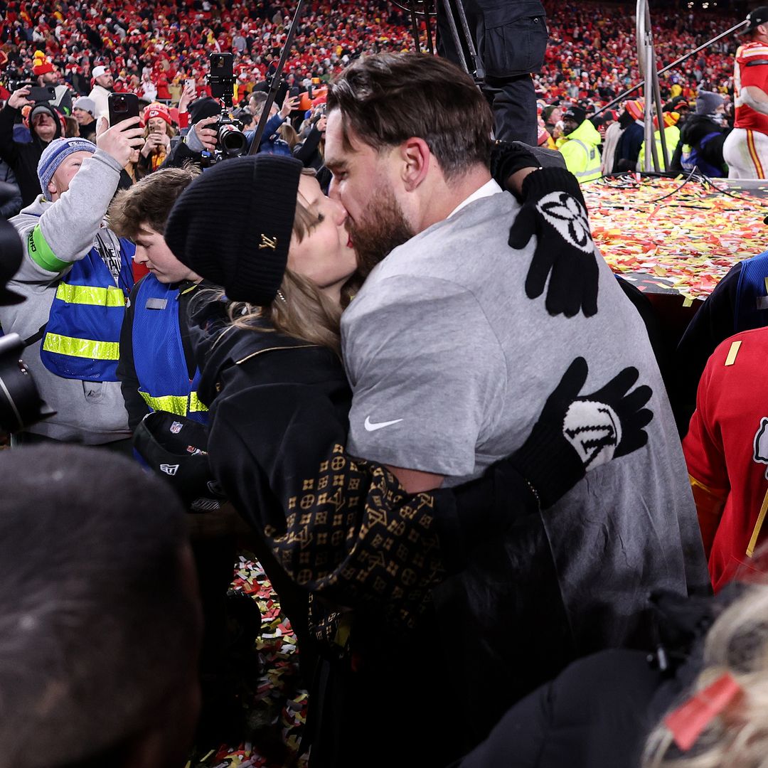 Del apasionado beso de Taylor Swift y Travis Kelce a la emoción de Bradley Cooper y su hija: la Super Bowl calienta motores