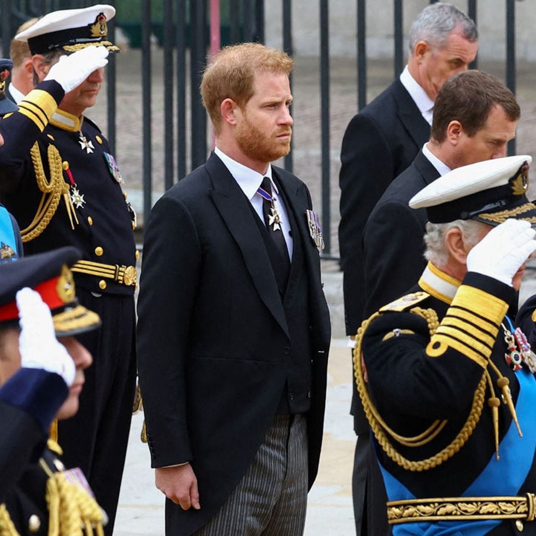 ¿Por qué el príncipe Harry no ha hecho el saludo a Isabel II igual que los demás?