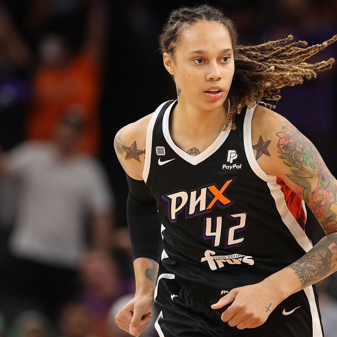 Brittney Griner, jugadora de baloncesto, es liberada de una prisión rusa