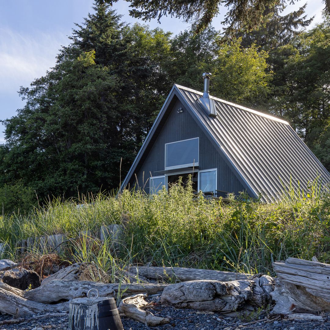 Una minicasa marinera de arquitectura triangular en plena naturaleza