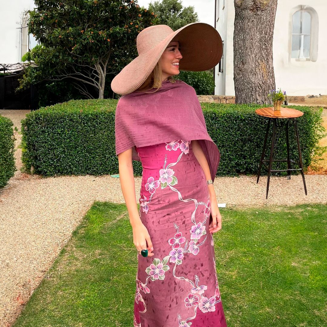 12 looks de invitada con capa para inspirarte y triunfar en todas las bodas de otoño