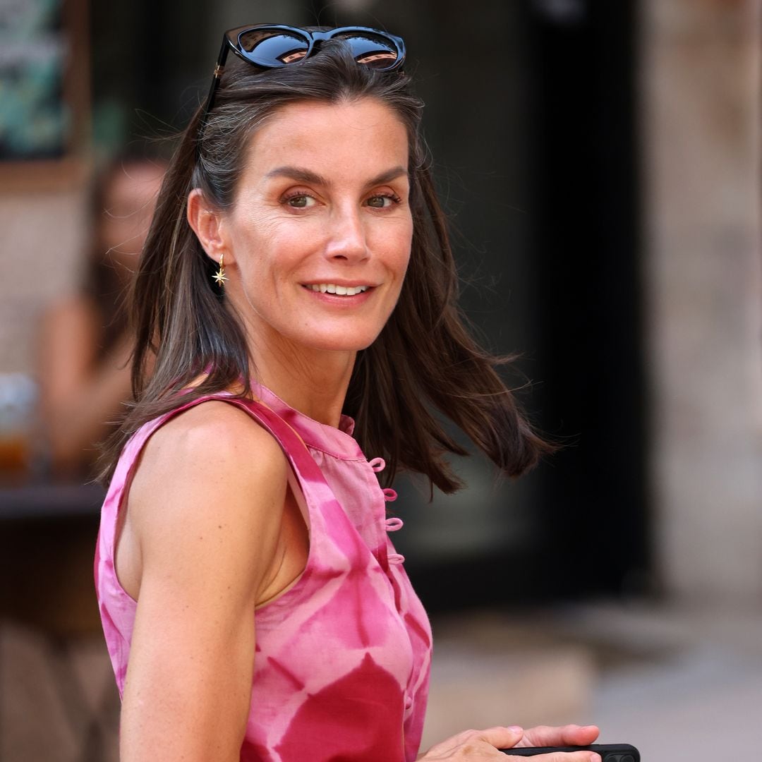 La reina Letizia, muy veraniega por Mallorca con un conjunto 'tie-dye' y bolso de croché multicolor