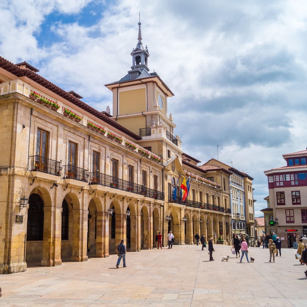 Plaza de la Constitución y Ayuntamiento de Oviedo 