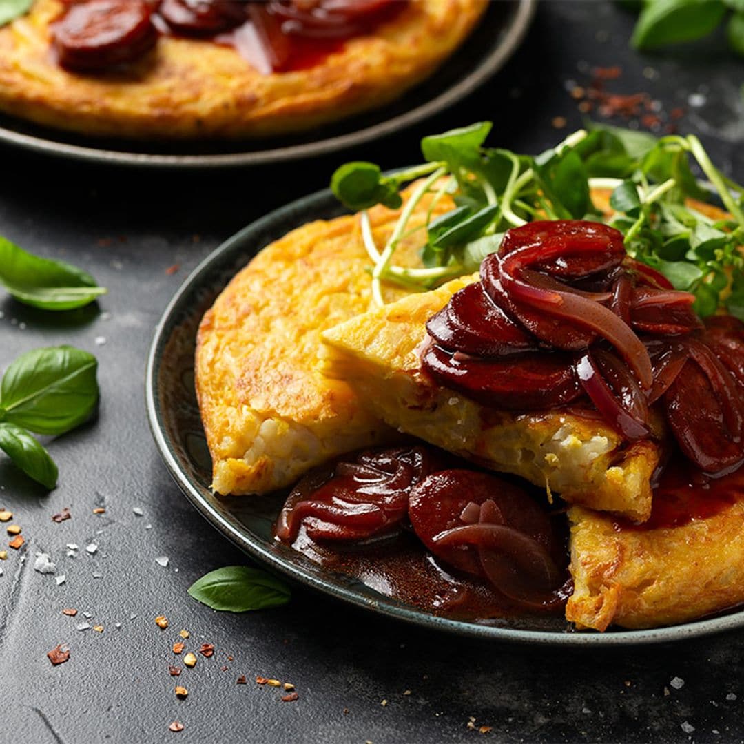 Tortilla de patata en salsa de chorizo picante y cebolla morada