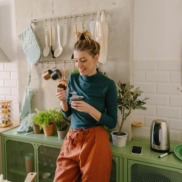 chica en la cocina