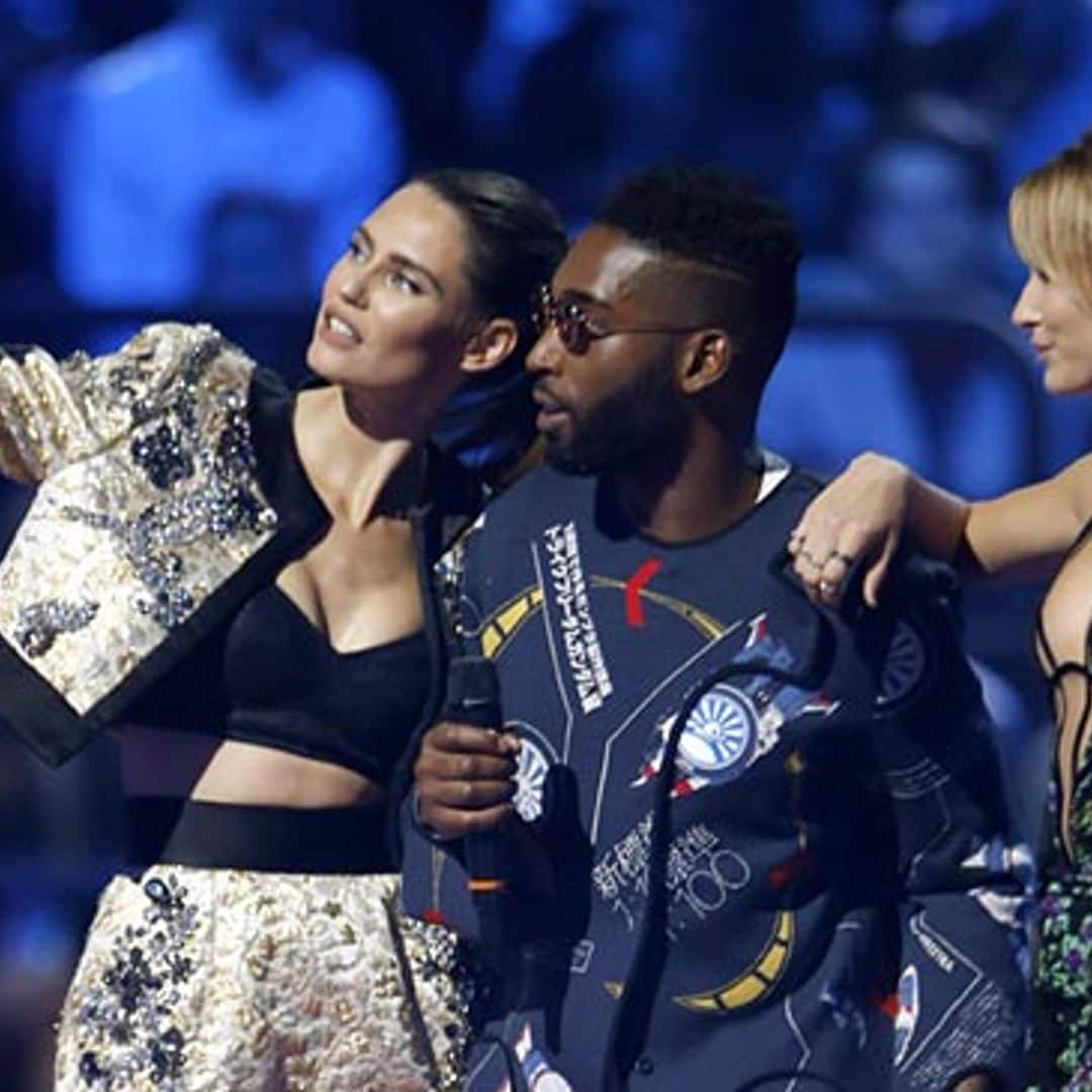 Hailey Baldwin y Bianca Balti saben cómo ‘robar todo el protagonismo’ con sus ‘looks’ en los EMA’s 2015