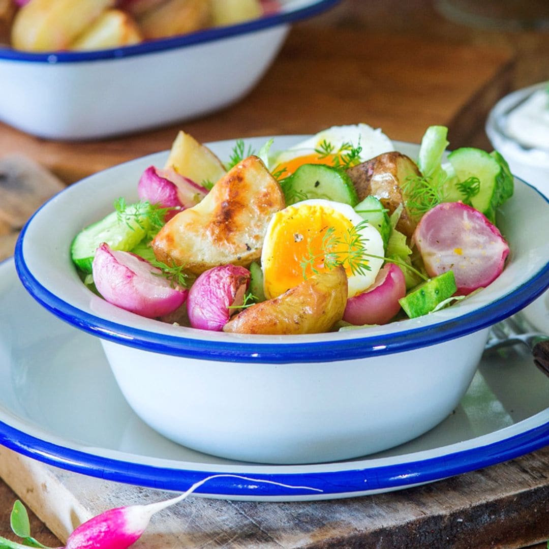 Ensalada de patatas asadas con pepino, huevo y salsa de yogur