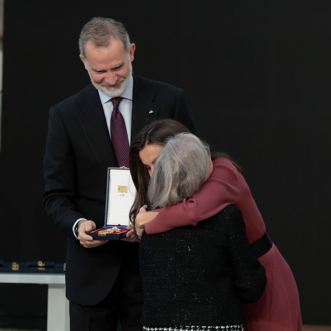 El emotivo abrazo de la reina Letizia a la madre de Itziar Castro al recoger su medalla póstuma