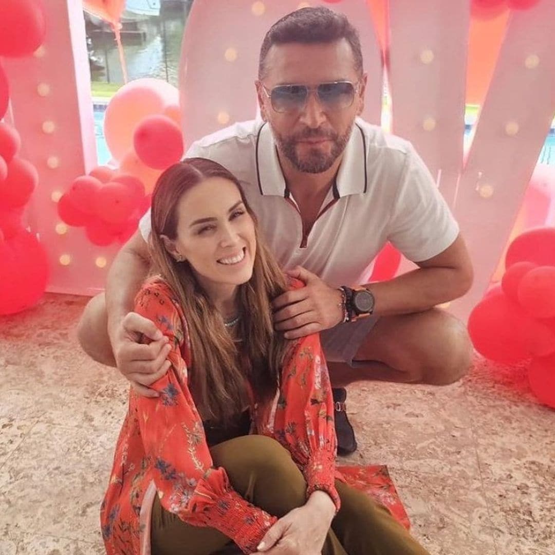 Enamorados, Jacky Bracamontes y Martín Fuentes celebran 12 años de amor