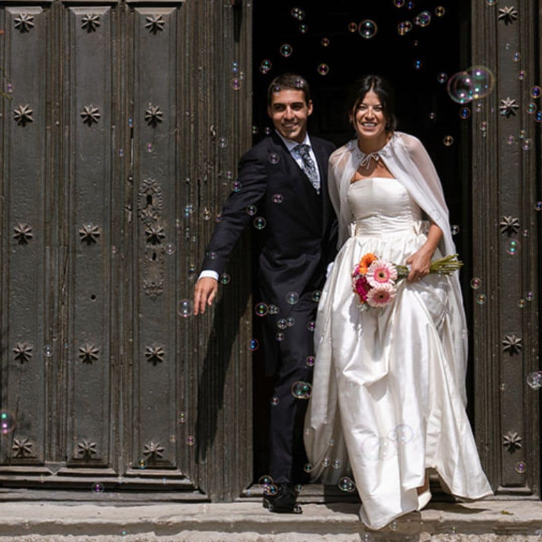 Un vestido palabra de honor y con capa para Andrea, la novia que se casó en Cantabria