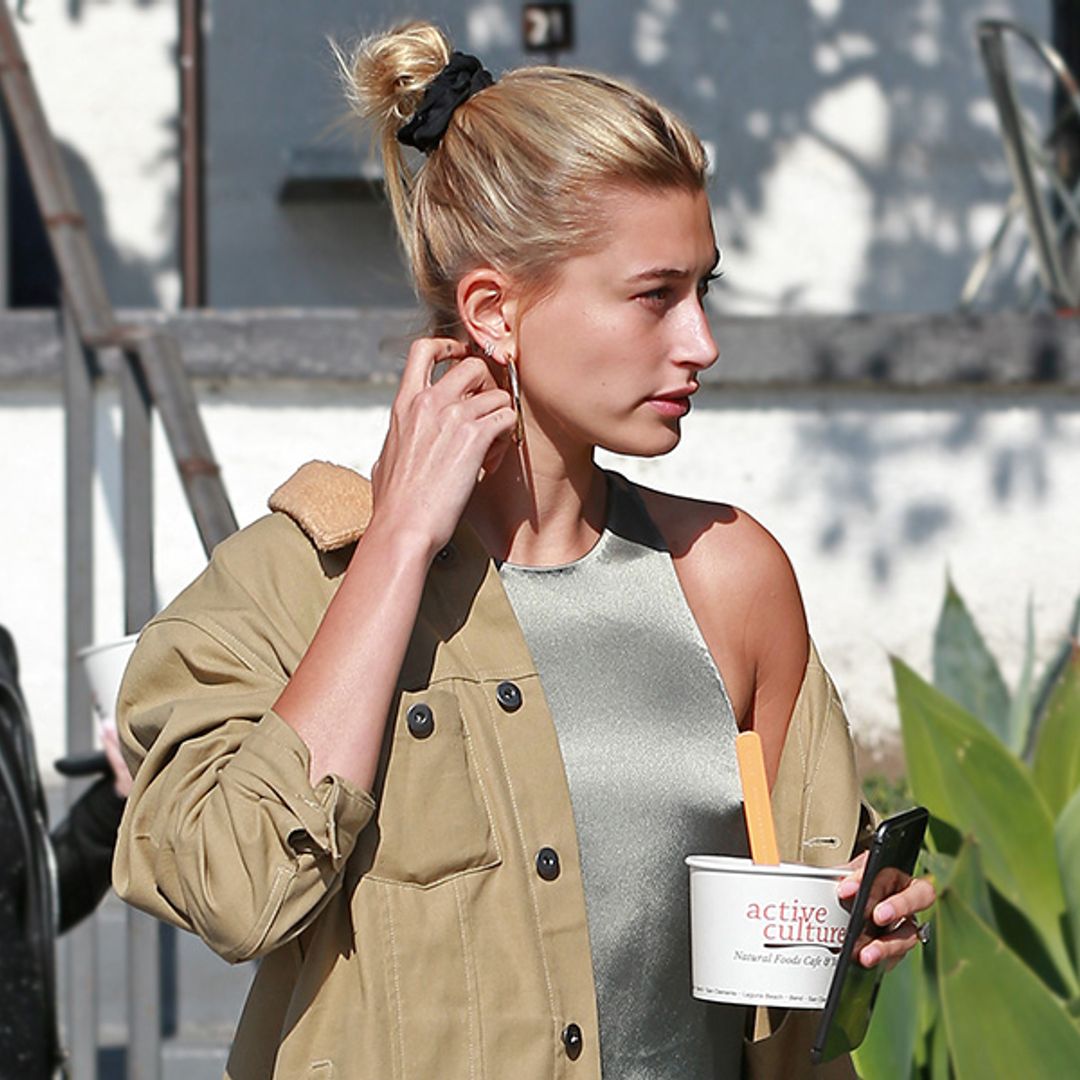 Hailey Baldwin tiene 3 claves para adaptar un vestido de noche a un look de día