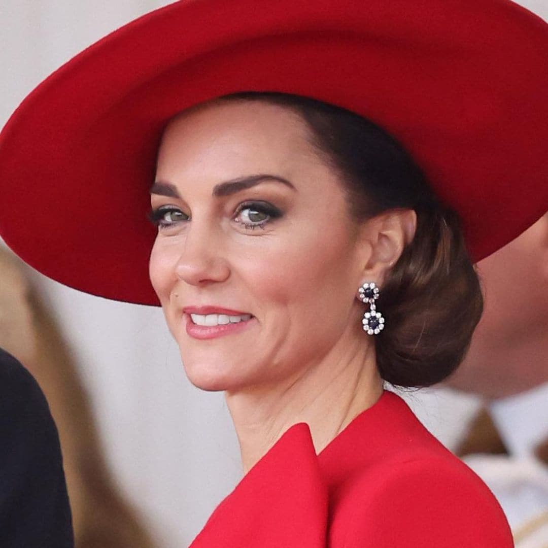 Kate Middleton deslumbra con atuendo rojo durante visita de Estado