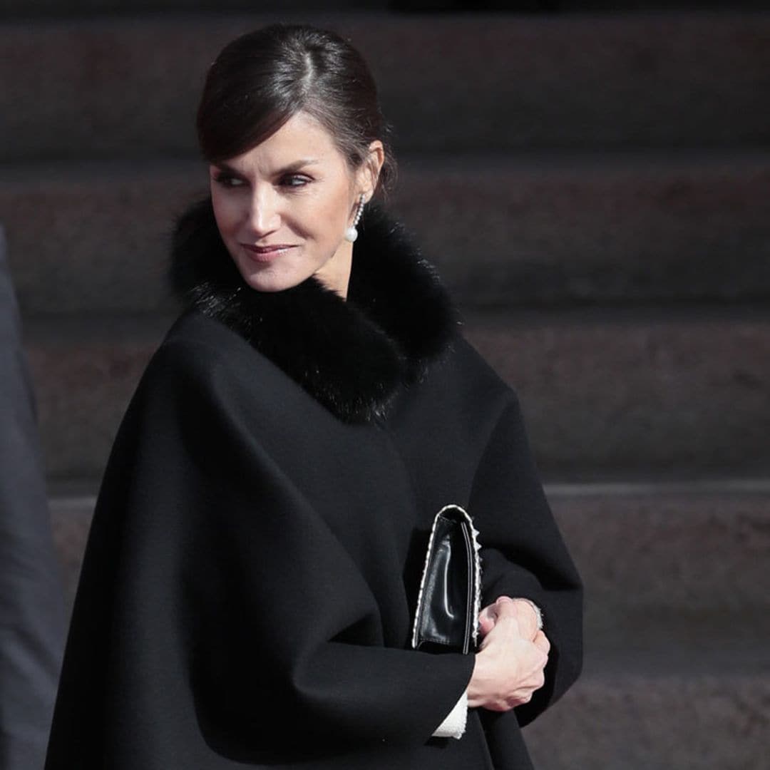 El majestuoso estilo de la Reina en el Congreso: capa, tachuelas y vestido blanco