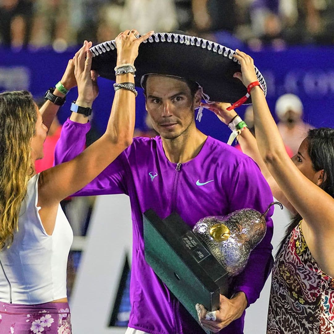 Los simpáticos problemas de Rafa Nadal con el sombrero mexicano durante la entrega de premios en Acapulco