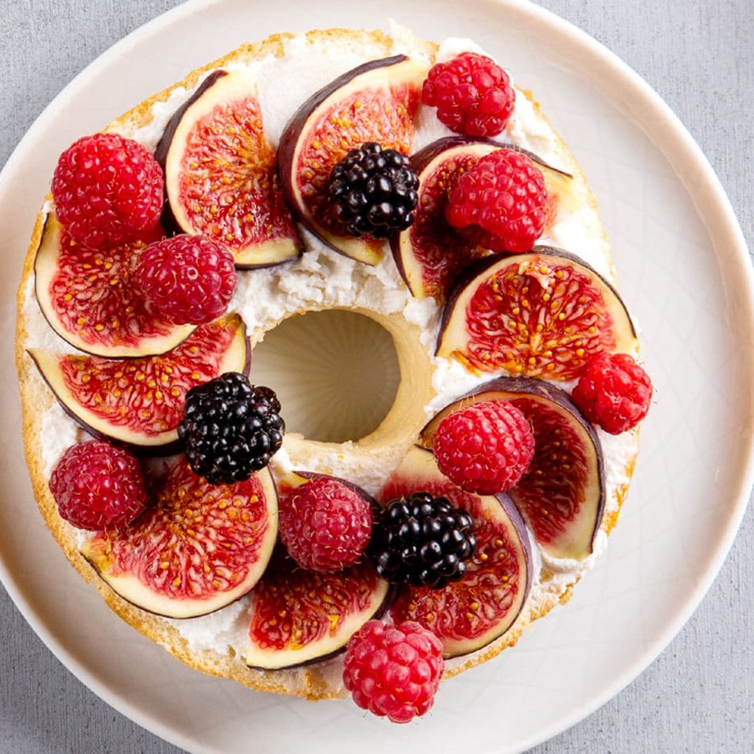 Bagel de queso, brevas y frutos del bosque