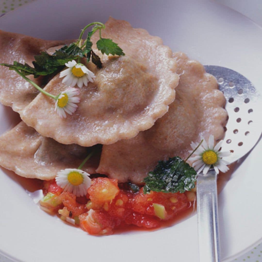 Raviolis de espelta con relleno de ortigas y salsa de tomate